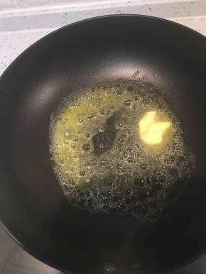 热锅放入20克黄油，融化