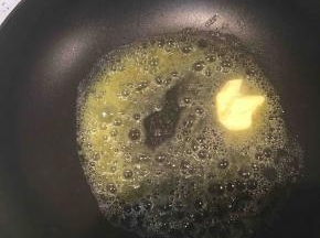 热锅放入20克黄油，融化