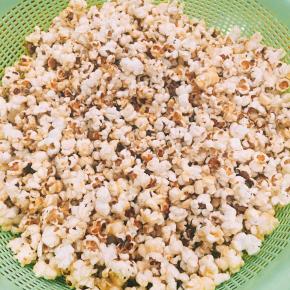 将爆米花倒入锅中翻炒均匀，尽量使爆米花都沾上焦糖液。最后倒入刚才那个可以透气的容器中，晾凉后就就可以吃了。（锅中翻炒爆米花有点着急，没来得及拍照）