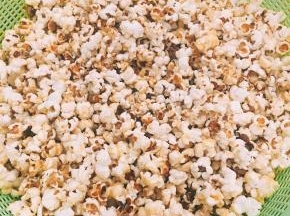 将爆米花倒入锅中翻炒均匀，尽量使爆米花都沾上焦糖液。最后倒入刚才那个可以透气的容器中，晾凉后就就可以吃了。（锅中翻炒爆米花有点着急，没来得及拍照）