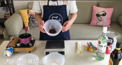 盆里6g速溶咖啡，加40g热水，搅拌均匀
