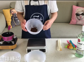 盆里6g速溶咖啡，加40g热水，搅拌均匀