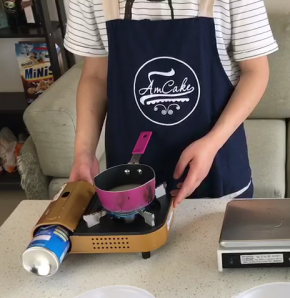 奶锅加10g水、100g砂糖、用小火熬制焦糖状