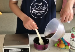 熬制枣红色即可，稍微冷却下后，逐渐加入调好的速溶咖啡，加入的同时需要不停的搅拌，使糖浆和咖啡充分融合