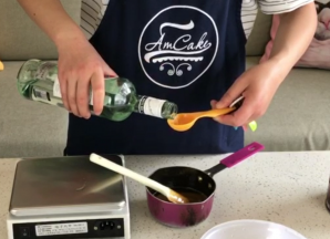 混合均匀后，加入朗姆酒一大勺（约15ml），将咖啡糖浆搅拌均匀