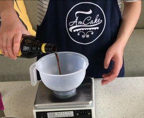 然后将100g咖啡糖浆、80g咖啡力娇酒，混合均匀，咖啡糖酒就做好了，放在一旁备用