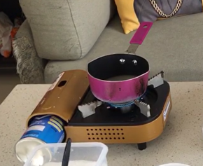 50g水、50g砂糖，加热至沸腾