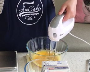 蛋黄里加入8g砂糖，用电动打蛋器打发至微微反白状态