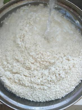 做法:糯米洗净晾干