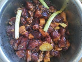 五花肉去皮洗净后，切小块；调入葱、姜、老抽、生抽、盐和糖，料酒。用手抓匀，腌制30分钟