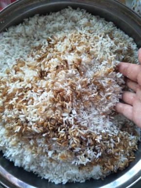 晾干的糯米调入一勺老抽、一勺生抽、适量盐和糖，用手抓匀。