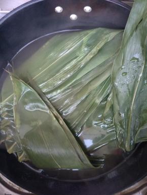 水烧热后放入新鲜粽叶，加盐焯水，烫2分钟后捞出。（重点：水不用烧开，烧至不断冒气泡，80-90度的样子即可。放入粽叶后就关火，不用一直煮。菜场可购买新鲜粽叶，如果你用的是干粽叶，可以先用用凉水浸泡5小时左右，然后放入开水中煮5—10分钟，以增强粽叶的韧性。）