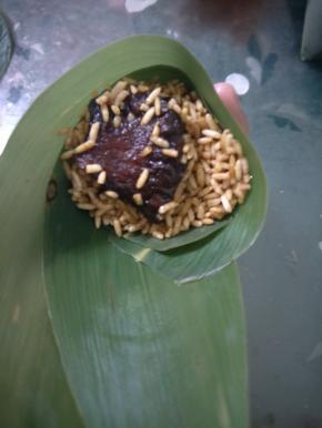 再放入糯米和肉，用筷子调整空隙部分，装8分满即可