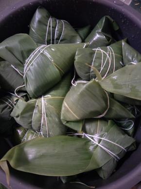 粽子放入锅中，倒入没过粽子的清水；我用的电压力锅放到蹄筋黄豆档，时间大