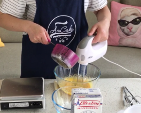 然后一边搅拌蛋黄糊，一边将沸腾的水缓慢加入蛋黄中（沸腾的水加入蛋黄中主要是为了给蛋黄消毒），将蛋黄糊打至成细腻小泡沫状态