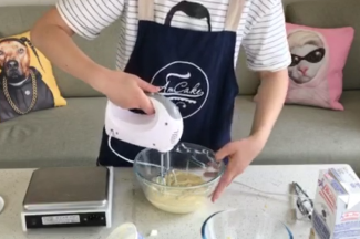 250g马斯卡彭奶酪加入到蛋黄糊中用打蛋器搅拌均匀