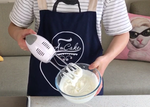 180g淡奶油，先用打蛋器高速搅打，感觉开始变粘稠后改用中速打发，打至刚好出现纹路的状态即可