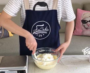 将打好的奶油加入到蛋黄糊中，翻拌均匀，马斯卡彭蛋奶糊就做好了。