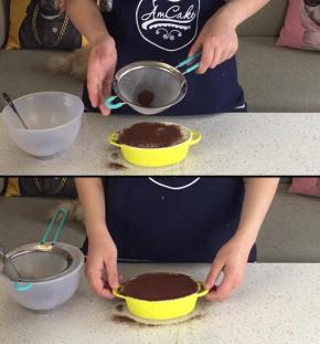 最后用粉筛，把可可粉均匀的筛在表面，正宗的提拉米苏就做好了