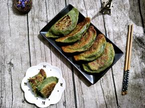 家人不喜欢吃菠菜，那就菠菜榨汁和面 ，增加面筋度增加点色彩吧，