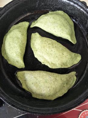 铁锅小火抹一点油放入生胚，留有距离.