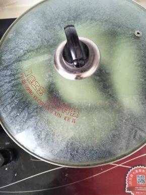 盖上锅盖，一面煎黄翻过来在煎另一面