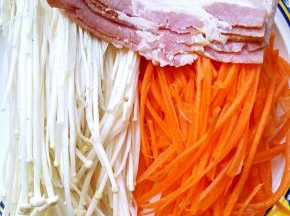 准备好食材将洗干净的金针菇、红萝卜.培根装盘子中，