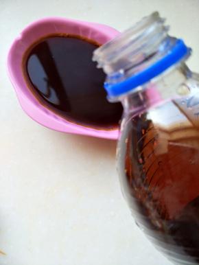 调好酱汁，可乐和生抽搅拌均匀