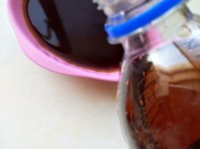 调好酱汁，可乐和生抽搅拌均匀