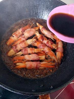 煎至培根两面金黄色，倒入调料汁，调到自己喜欢的口味