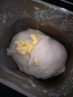 .除黄油外全部放在面包桶内10分钟加入黄油揉成光滑的面团。