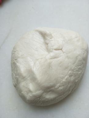 揉好的面团放冰箱冷藏发酵，有时间的就发酵正常做。