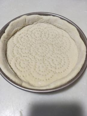 阳晨六寸活底模具一个.发酵好的面团擀开大于模具。铺在模具里，边缘挤出一圈圆边，家人喜欢吃蔬菜，每次我都会放很多的蔬菜。加边馅料不容易掉出去、用餐叉在饼皮上刺出排气孔。