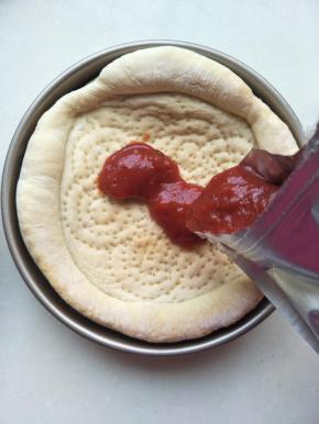 .挤上番茄酱。[番茄酱是买的成品}