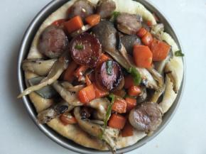 8底下放满芝士，上面加上蔬菜