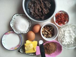 准备好所有材料，阳晨布朗尼活底三件套，阳晨打蛋器，面粉筛。