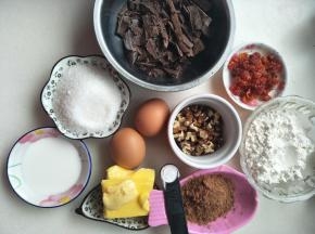 准备好所有材料，阳晨布朗尼活底三件套，阳晨打蛋器，面粉筛。