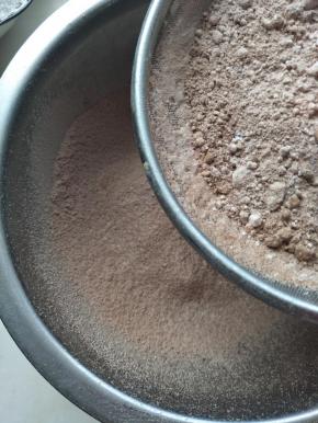 加入过筛的面粉类