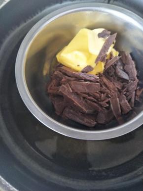 巧克力隔水40度-50度温水加热，便加热边搅拌成酱。