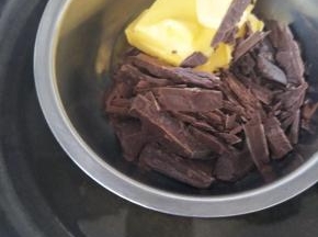 巧克力隔水40度-50度温水加热，便加热边搅拌成酱。