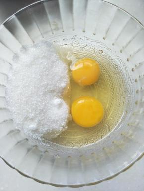 鸡蛋加入砂糖用打蛋器打至砂糖融化。