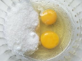 鸡蛋加入砂糖用打蛋器打至砂糖融化。