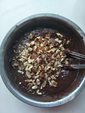 加入烤香的核桃仁，圣女果干拌匀。