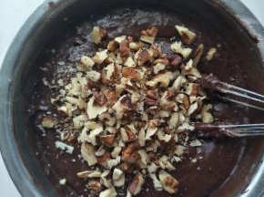 加入烤香的核桃仁，圣女果干拌匀。