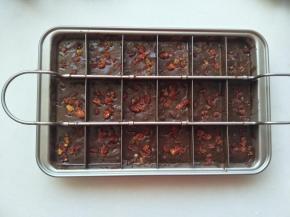 姜面糊倒入阳晨布朗尼活底三件套里。双手晃动，使表面平坦。