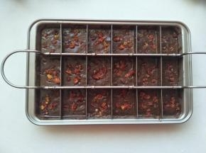 姜面糊倒入阳晨布朗尼活底三件套里。双手晃动，使表面平坦。