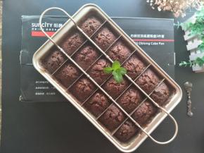 上下火170度，中层烤25分钟。考好的蛋糕牙签插入无粘黏即可。