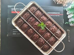 上下火170度，中层烤25分钟。考好的蛋糕牙签插入无粘黏即可。