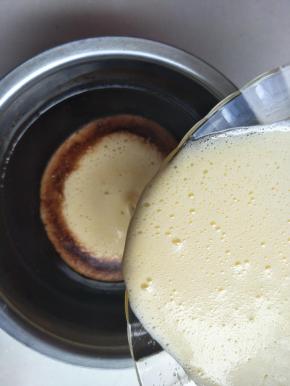 将打好的鸡蛋液加入巧克力酱中搅拌均匀。