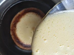 将打好的鸡蛋液加入巧克力酱中搅拌均匀。